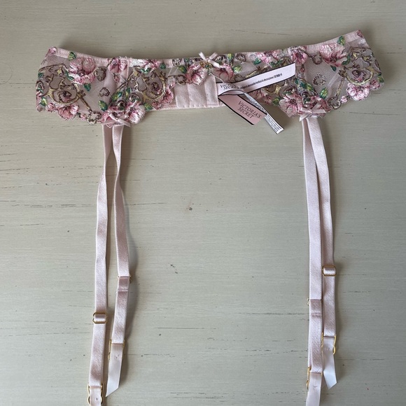 NWT Victoria’s Secret DREAM ANGELS Floral Heart Embroidery Garter Belt - Picture 4 of 9